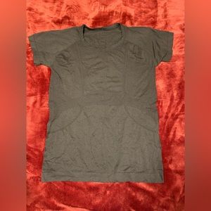 Size 8 lulu swiftly tech t shirt
